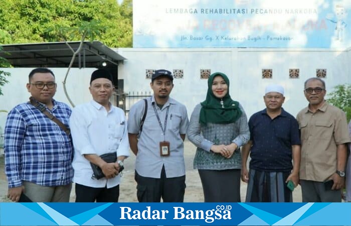 Senator DPD RI asal Jawa Timur, Lia Istifhama (tengah), menyapa warga saat kunjungan silaturahmi di Kabupaten Pamekasan, Madura (Foto Dok Ho/RadarBangsa.co.id)