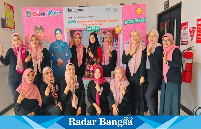Tenaga medis Dinkes Kota Blitar memberikan penjelasan kepada peserta tentang prosedur pemeriksaan HPV DNA di puskesmas setempat. (Foto Dok Ho/RadarBangsa.co.id)