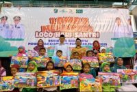 Wakil Bupati Pasuruan, KH Shobih Asrori (tengah), berfoto bersama para peserta Lomba Mewarnai dalam rangka peringatan Hari Santri Nasional 2025 di GOR Sasana Krida Anoraga, Raci, Bangil, Kamis (16/10/2025). (Foto Dok Ho/RadarBangsa.co.id)