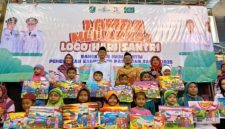Wakil Bupati Pasuruan, KH Shobih Asrori (tengah), berfoto bersama para peserta Lomba Mewarnai dalam rangka peringatan Hari Santri Nasional 2025 di GOR Sasana Krida Anoraga, Raci, Bangil, Kamis (16/10/2025). (Foto Dok Ho/RadarBangsa.co.id)