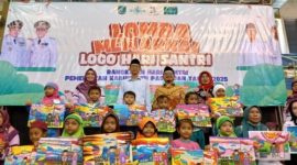Wakil Bupati Pasuruan, KH Shobih Asrori (tengah), berfoto bersama para peserta Lomba Mewarnai dalam rangka peringatan Hari Santri Nasional 2025 di GOR Sasana Krida Anoraga, Raci, Bangil, Kamis (16/10/2025). (Foto Dok Ho/RadarBangsa.co.id)