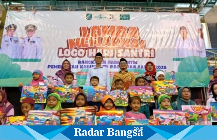 Wakil Bupati Pasuruan, KH Shobih Asrori (tengah), berfoto bersama para peserta Lomba Mewarnai dalam rangka peringatan Hari Santri Nasional 2025 di GOR Sasana Krida Anoraga, Raci, Bangil, Kamis (16/10/2025). (Foto Dok Ho/RadarBangsa.co.id)