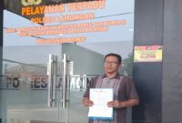 Jurnalis memorandumdisway.id, Syaiful Anam, seusai melaporkan kasus dugaan intimidasi dan ancaman terkait pemberitaan dugaan korupsi di Dinas Pendidikan Lamongan ke Polres Lamongan, Selasa (7/10/2025). (Foto Dok Ho/RadarBangsa.co.id)