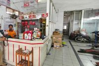 Kanit Intelkam Polsek Tikung Bripka Lendy saat meninjau Bengkel AHAS Jaya Abadi di Desa Bakalanpule, Kecamatan Tikung, Lamongan, Senin (27/10/2025).