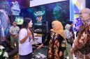 Gubernur Jawa Timur Khofifah Indar Parawansa meninjau stan pameran PRJ Surabaya 2025 di Grand City Convention Center, Jumat (10/10/2025). (Foto Dok Ho/RadarBangsa.co.id)