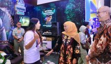 Gubernur Jawa Timur Khofifah Indar Parawansa meninjau stan pameran PRJ Surabaya 2025 di Grand City Convention Center, Jumat (10/10/2025). (Foto Dok Ho/RadarBangsa.co.id)