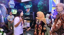 Gubernur Jawa Timur Khofifah Indar Parawansa meninjau stan pameran PRJ Surabaya 2025 di Grand City Convention Center, Jumat (10/10/2025). (Foto Dok Ho/RadarBangsa.co.id)
