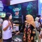 Gubernur Jawa Timur Khofifah Indar Parawansa meninjau stan pameran PRJ Surabaya 2025 di Grand City Convention Center, Jumat (10/10/2025). (Foto Dok Ho/RadarBangsa.co.id)