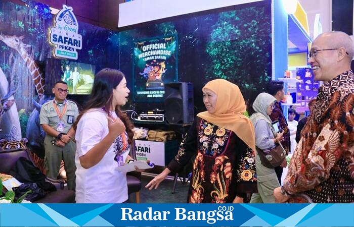 Gubernur Jawa Timur Khofifah Indar Parawansa meninjau stan pameran PRJ Surabaya 2025 di Grand City Convention Center, Jumat (10/10/2025). (Foto Dok Ho/RadarBangsa.co.id)