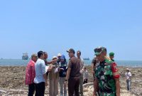 Kasi Pidsus Kejari Lamongan Anton Wahyudi,SH.,  mengenakan seragam cokelat saat memimpin pemeriksaan lapangan terkait dugaan alih fungsi tanah negara di Desa Sidokelar, Kecamatan Paciran, Lamongan, Rabu (8/10/2025).  (Foto Dok Ho/RadarBangsa.co.id)