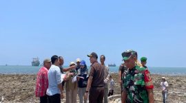 Kasi Pidsus Kejari Lamongan Anton Wahyudi,SH.,  mengenakan seragam cokelat saat memimpin pemeriksaan lapangan terkait dugaan alih fungsi tanah negara di Desa Sidokelar, Kecamatan Paciran, Lamongan, Rabu (8/10/2025).  (Foto Dok Ho/RadarBangsa.co.id)