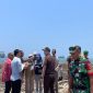 Kasi Pidsus Kejari Lamongan Anton Wahyudi,SH.,  mengenakan seragam cokelat saat memimpin pemeriksaan lapangan terkait dugaan alih fungsi tanah negara di Desa Sidokelar, Kecamatan Paciran, Lamongan, Rabu (8/10/2025).  (Foto Dok Ho/RadarBangsa.co.id)