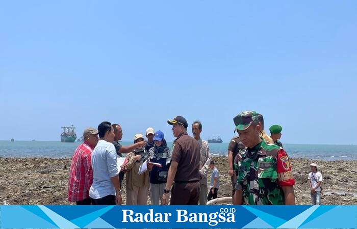 Kasi Pidsus Kejari Lamongan Anton Wahyudi,SH.,  mengenakan seragam cokelat saat memimpin pemeriksaan lapangan terkait dugaan alih fungsi tanah negara di Desa Sidokelar, Kecamatan Paciran, Lamongan, Rabu (8/10/2025).  (Foto Dok Ho/RadarBangsa.co.id)