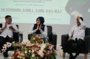 Dr. Lia Istifhama berbincang santai bersama mahasiswa UIN Sunan Ampel Surabaya dalam forum Penyerapan Aspirasi Masyarakat bertema “Penguatan Demokrasi Substansial Berdasarkan Pancasila”, Selasa (14/10/2025). (Foto Dok Ho/RadarBangsa.co.id)
