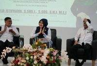 Dr. Lia Istifhama berbincang santai bersama mahasiswa UIN Sunan Ampel Surabaya dalam forum Penyerapan Aspirasi Masyarakat bertema “Penguatan Demokrasi Substansial Berdasarkan Pancasila”, Selasa (14/10/2025). (Foto Dok Ho/RadarBangsa.co.id)