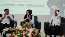 Dr. Lia Istifhama berbincang santai bersama mahasiswa UIN Sunan Ampel Surabaya dalam forum Penyerapan Aspirasi Masyarakat bertema “Penguatan Demokrasi Substansial Berdasarkan Pancasila”, Selasa (14/10/2025). (Foto Dok Ho/RadarBangsa.co.id)