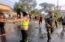 Personel Polsek Tikung bersama anggota TNI dan warga bergotong royong membersihkan pohon tumbang pasca angin kencang melanda Kecamatan Tikung, Lamongan, Rabu (8/10/2025). (Foto Dok Ho/RadarBangsa.co.id)