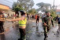 Personel Polsek Tikung bersama anggota TNI dan warga bergotong royong membersihkan pohon tumbang pasca angin kencang melanda Kecamatan Tikung, Lamongan, Rabu (8/10/2025). (Foto Dok Ho/RadarBangsa.co.id)