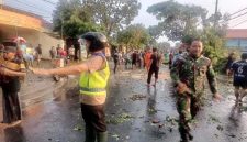 Personel Polsek Tikung bersama anggota TNI dan warga bergotong royong membersihkan pohon tumbang pasca angin kencang melanda Kecamatan Tikung, Lamongan, Rabu (8/10/2025). (Foto Dok Ho/RadarBangsa.co.id)