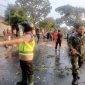 Personel Polsek Tikung bersama anggota TNI dan warga bergotong royong membersihkan pohon tumbang pasca angin kencang melanda Kecamatan Tikung, Lamongan, Rabu (8/10/2025). (Foto Dok Ho/RadarBangsa.co.id)