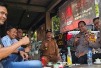 Kapolsek Tikung AKP Anang Purwo Widodo bersama Kades Jatirejo Sunaryo dan jajaran polsek tikung  saat berdialog soal kamtibmas di Jatirejo, Senin (6/10/2025) (Foto Dok Ho/RadarBangsa.co.id)
