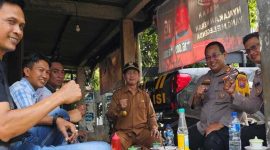Kapolsek Tikung AKP Anang Purwo Widodo bersama Kades Jatirejo Sunaryo dan jajaran polsek tikung  saat berdialog soal kamtibmas di Jatirejo, Senin (6/10/2025) (Foto Dok Ho/RadarBangsa.co.id)