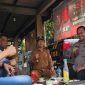 Kapolsek Tikung AKP Anang Purwo Widodo bersama Kades Jatirejo Sunaryo dan jajaran polsek tikung  saat berdialog soal kamtibmas di Jatirejo, Senin (6/10/2025) (Foto Dok Ho/RadarBangsa.co.id)