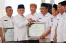 Wakil Bupati Pasuruan, Shobih Asrori, menyerahkan piagam penghargaan untuk 365 Kampung Keluarga Berkualitas di Pendopo Nyawiji Ngesti Wenganing Gusti (Foto Dok Ho/RadarBangsa.co.id). 