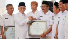 Wakil Bupati Pasuruan, Shobih Asrori, menyerahkan piagam penghargaan untuk 365 Kampung Keluarga Berkualitas di Pendopo Nyawiji Ngesti Wenganing Gusti (Foto Dok Ho/RadarBangsa.co.id). 