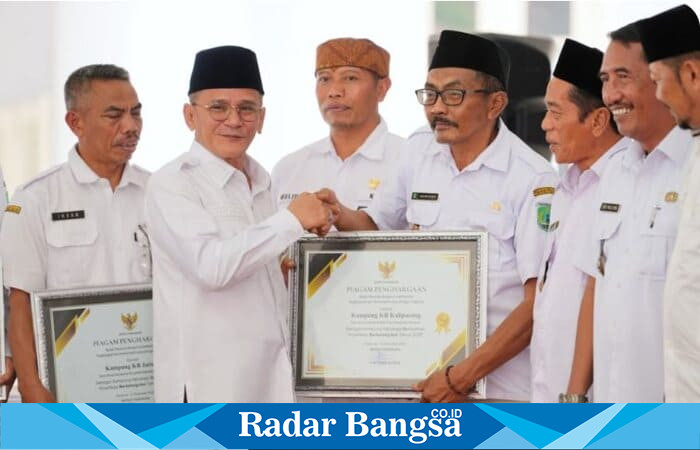 Wakil Bupati Pasuruan, Shobih Asrori, menyerahkan piagam penghargaan untuk 365 Kampung Keluarga Berkualitas di Pendopo Nyawiji Ngesti Wenganing Gusti (Foto Dok Ho/RadarBangsa.co.id). 