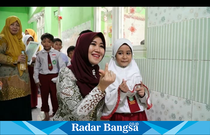 Lia Istifhama berfoto bersama para murid saat menghadiri penyerahan Program Indonesia Pintar (PIP) untuk 83 siswa SD Bustanul Huda Surabaya. (Foto Dok Ho/RadarBangsa.co.id) 
