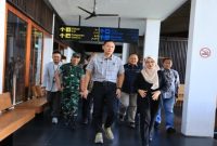 Menko Bidang Infrastruktur dan Pembangunan Kewilayahan RI Agus Harimurti Yudhoyono (AHY) bersama Wakil Gubernur Jawa Timur Emil Dardak saat meninjau Bandara Banyuwangi, Jumat (31/10/2025). (Foto Dok Ho/RadarBangsa.co.id)