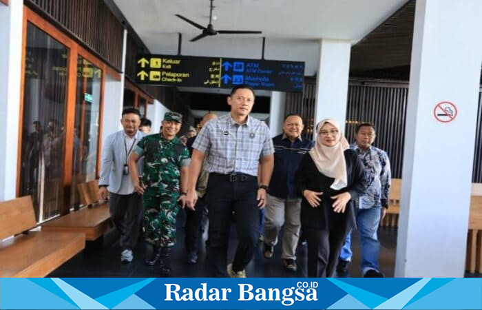 Menko Bidang Infrastruktur dan Pembangunan Kewilayahan RI Agus Harimurti Yudhoyono (AHY) bersama Wakil Gubernur Jawa Timur Emil Dardak saat meninjau Bandara Banyuwangi, Jumat (31/10/2025). (Foto Dok Ho/RadarBangsa.co.id)