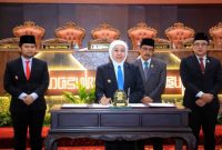 Gubernur Jawa Timur Khofifah Indar Parawansa menandatangani persetujuan APBD Jatim 2026 dalam sidang paripurna DPRD Jawa Timur di Surabaya, Sabtu (15/11). (Foto Dok Ho/RadarBangsa.co.id)