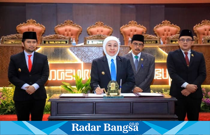 Gubernur Jawa Timur Khofifah Indar Parawansa menandatangani persetujuan APBD Jatim 2026 dalam sidang paripurna DPRD Jawa Timur di Surabaya, Sabtu (15/11). (Foto Dok Ho/RadarBangsa.co.id)