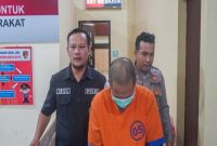 Petugas mengamankan ASN berinisial BE, terduga pelaku asusila terhadap remaja di Probolinggo. (Foto: Humas Polres Probolinggo Kota)