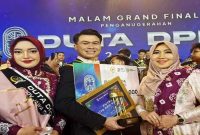 Ahmad Farezi, perwakilan Jawa Timur, berfoto bersama Anggota DPD RI Lia Istifhama (kiri) usai penobatan sebagai Duta DPD RI 2025 di Balai Sudirman, Jakarta, Senin (3/11/2025). (Foto Dok Ho/RadarBangsa.co.id)