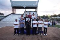 Bupati Ipuk berfoto bersama para pembalap BMX di Sirkuit Muncar Banyuwangi pada hari pertama Banyuwangi BMX Supercross 2025. (Foto Dok Ho/RadarBangsa.co.id)