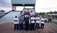 Bupati Ipuk berfoto bersama para pembalap BMX di Sirkuit Muncar Banyuwangi pada hari pertama Banyuwangi BMX Supercross 2025. (Foto Dok Ho/RadarBangsa.co.id)