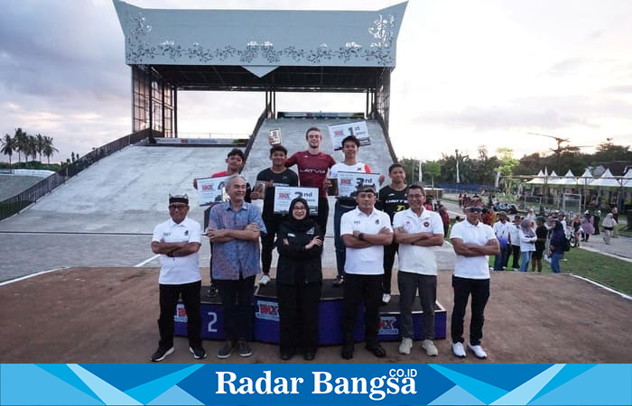 Bupati Ipuk berfoto bersama para pembalap BMX di Sirkuit Muncar Banyuwangi pada hari pertama Banyuwangi BMX Supercross 2025. (Foto Dok Ho/RadarBangsa.co.id) 