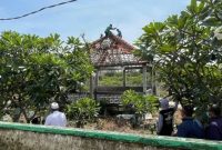 Puluhan warga membongkar bangunan makam palsu berbentuk rumah di TPU Dusun Rangkah, Lamongan, disaksikan aparat dan perangkat desa. (Foto Dok Ho/RadarBangsa.co.id)