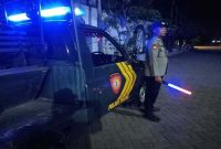 Petugas Polsek Tikung, Lamongan, melaksanakan patroli malam untuk memastikan situasi aman dan kondusif di wilayah perumahan dan perdesaan. (Foto Dok Ho/RadarBangsa.co.id)