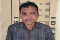 Petugas Polsek Babat mengamankan CHO, pria asal Tuban yang diduga masuk ke rumah warga tanpa izin di wilayah Kecamatan Babat. (Foto Dok Ho/RadarBangsa.co.id)