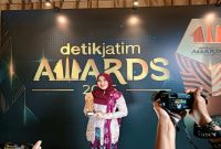 Anggota DPD RI asal Jawa Timur, Lia Istifhama, menerima penghargaan Figur Akselerator Kemajuan dalam ajang DetikJatim Award 2025 di Kota Malang, Rabu (5/11/2025). (Foto Dok Ho/RadarBangsa.co.id)
