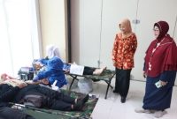 ASN Pemkab Pasuruan mengantre untuk mengikuti donor darah pada peringatan HUT ke-26 DWP di Auditorium Mpu Sindok. (Foto Dok Ho/RadarBangsa.co.id)