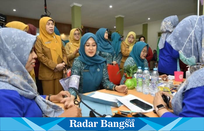 Ketua Tim Penggerak PKK Kabupaten Pasuruan, Merita Rusdi Sutejo, meninjau pelaksanaan skrining kesehatan gratis di Puskesmas UOBF Ngempit, Selasa (18/11/2025). (Foto Dok Ho/RadarBangsa.co.id