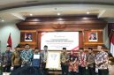 Tasyakuran penganugerahan gelar Pahlawan Nasional untuk Syaikhona Muhammad Kholil berlangsung khidmat di Gedung Negara Grahadi, Surabaya, dihadiri para tokoh, ulama, dan Forkopimda Jawa Timur. (Foto Dok Ho/RadarBangsa.co.id)