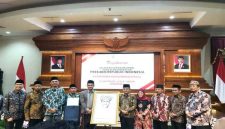 Tasyakuran penganugerahan gelar Pahlawan Nasional untuk Syaikhona Muhammad Kholil berlangsung khidmat di Gedung Negara Grahadi, Surabaya, dihadiri para tokoh, ulama, dan Forkopimda Jawa Timur. (Foto Dok Ho/RadarBangsa.co.id)