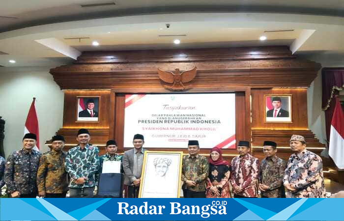 Tasyakuran penganugerahan gelar Pahlawan Nasional untuk Syaikhona Muhammad Kholil berlangsung khidmat di Gedung Negara Grahadi, Surabaya, dihadiri para tokoh, ulama, dan Forkopimda Jawa Timur. (Foto Dok Ho/RadarBangsa.co.id)