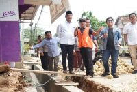 Bupati Bangkalan, Lukman Hakim, meninjau perbaikan drainase di Desa Tongguh, Arosbaya. (Foto Dok Ho/RadarBangsa.co.id)